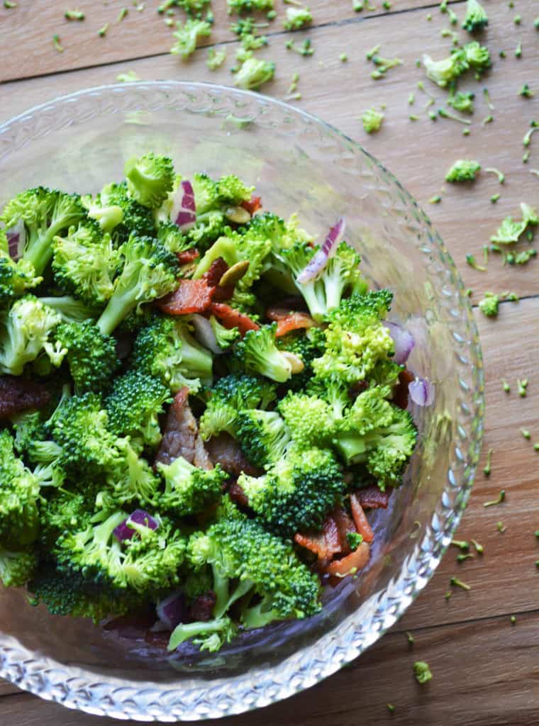 This easy broccoli bacon salad is perfect for eating outside! Less time in the kitchen, more time enjoying the nice weather! | heyketomama.com