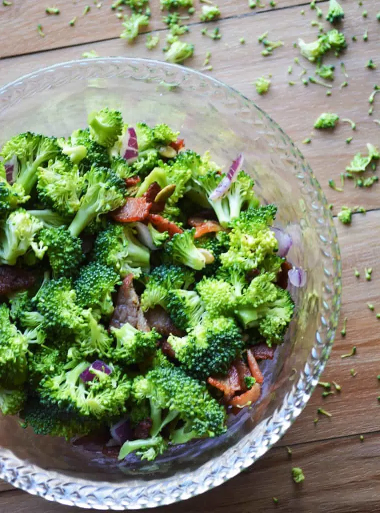 This easy broccoli bacon salad is perfect for eating outside! Less time in the kitchen, more time enjoying the nice weather! | heyketomama.com