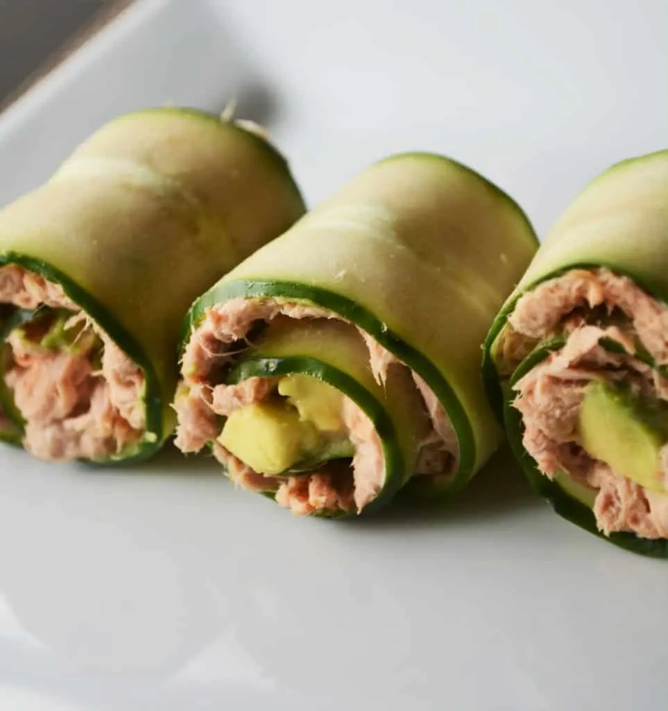 These 5 Minute Low Carb Spicy Tuna Rolls are deliciously fresh and come with just the right amount of kick! | heyketomama.com