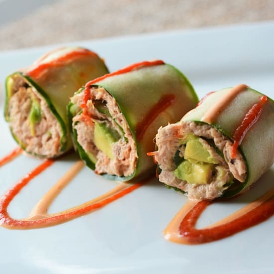 These 5 Minute Low Carb Spicy Tuna Rolls are deliciously fresh and come with just the right amount of kick! | heyketomama.com