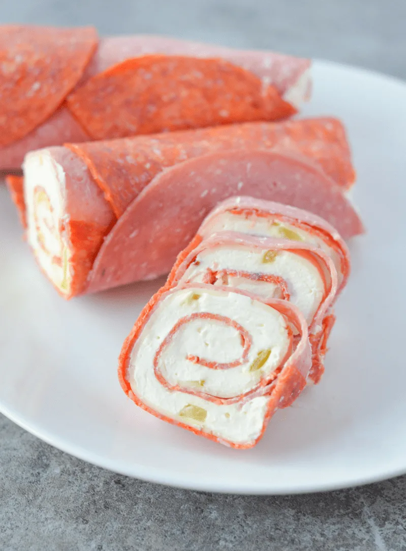 These keto pinwheels are so delicious, you won't even miss the tortilla! | heyketomama.com