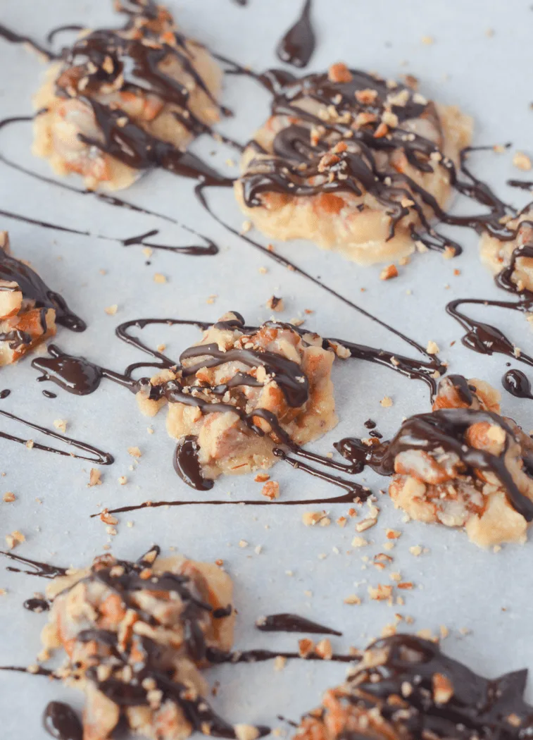 These Keto Pecan Pie Clusters are a great, easy to make treat for satisfying any low carb sweet tooth! | heyketomama.com