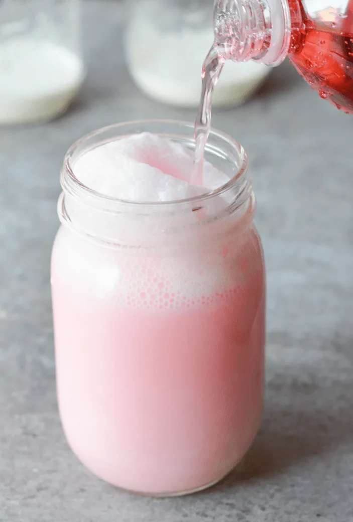These Keto Friendly Floats will help you wash down your favorite meal in a low carb, high fat way! They’re ridiculously simple and amazingly yummy! | heyketomama.com