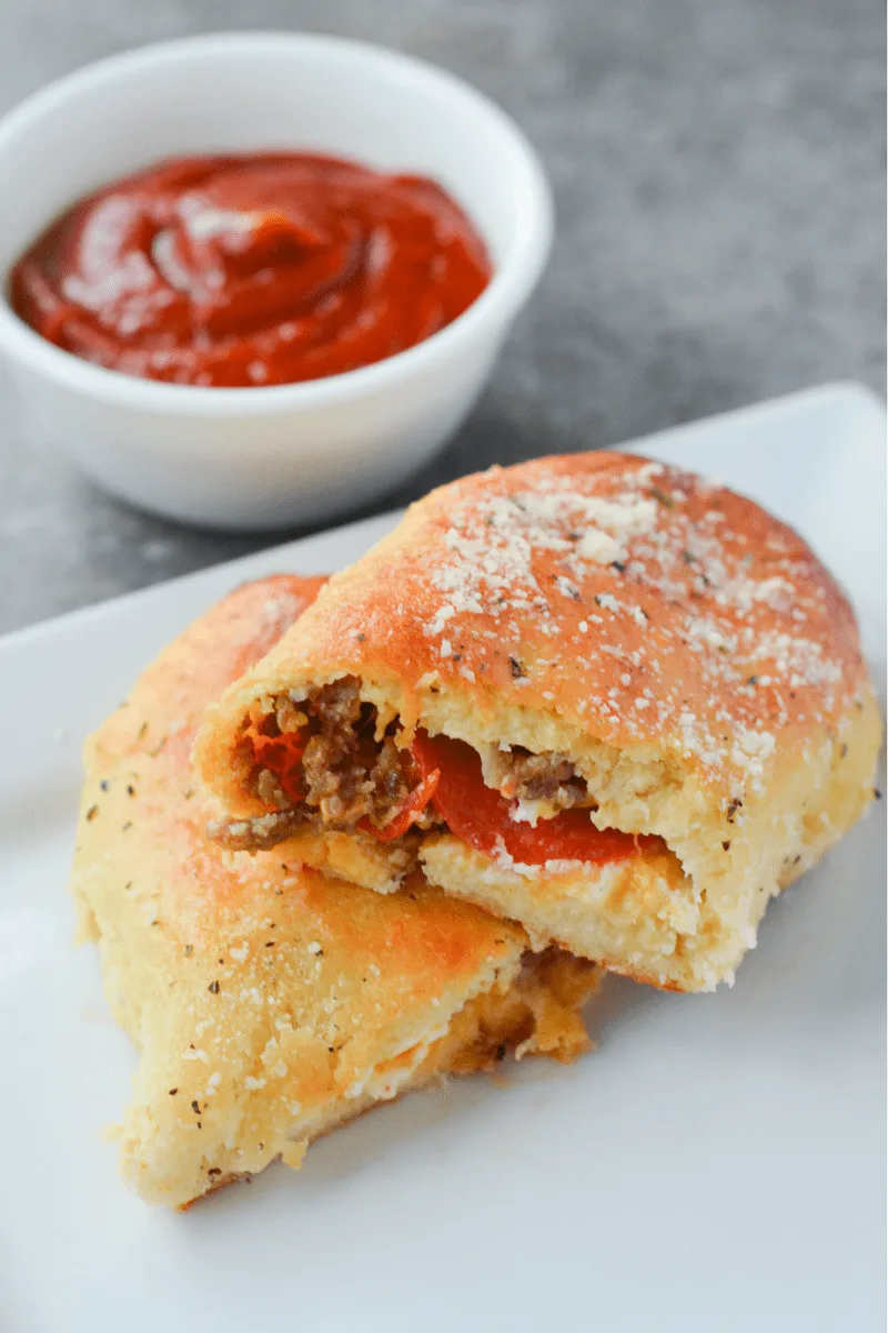 These Keto Fathead Pizza Pockets are delicious proof that going low carb does not mean giving up your favorite foods! | heyketomama.com