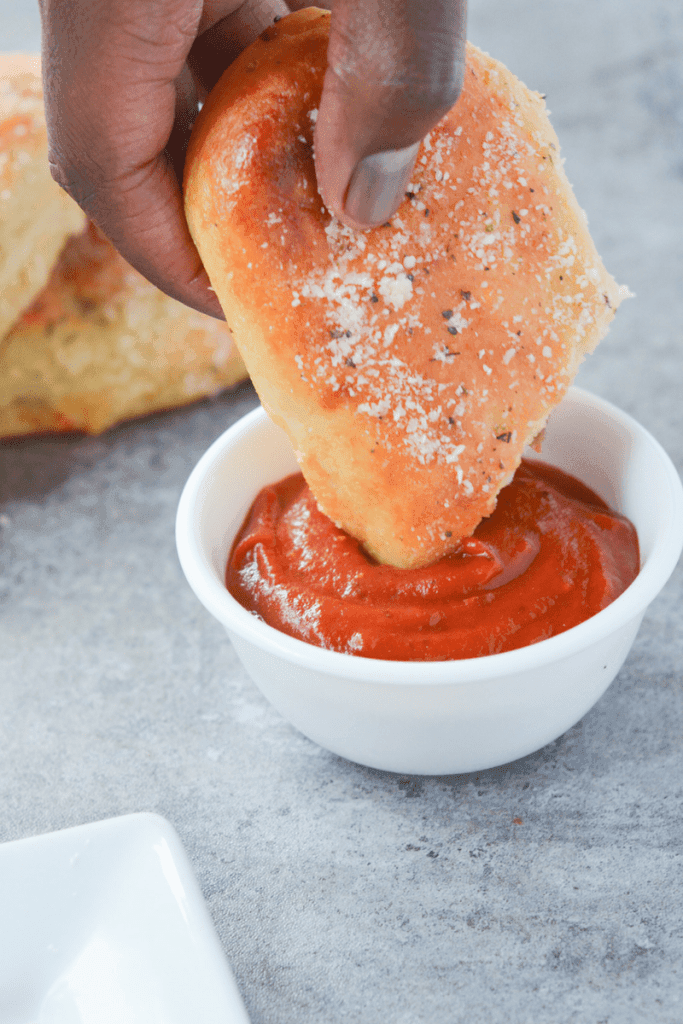 These Keto Fathead Pizza Pockets are delicious proof that going low carb does not mean giving up your favorite foods! | heyketomama.com