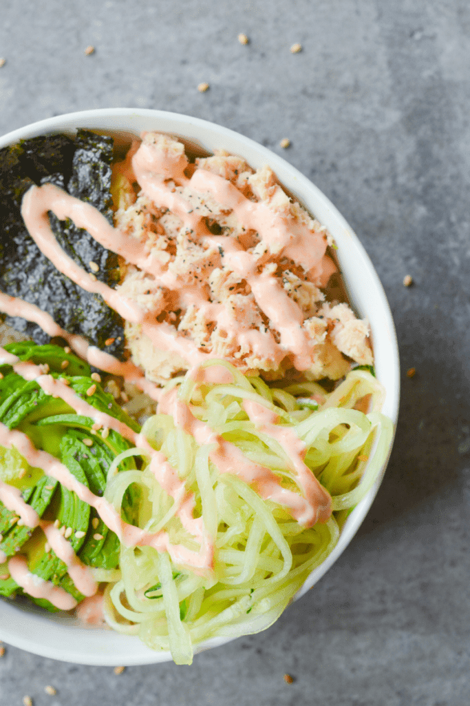 This Keto Salmon Sushi Bowl is a spicy low carb dish created to restore hope to all of the sushi lovers who have gone Keto. | heyketomama.com