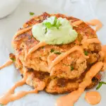 These easy keto salmon cakes are a fun and flavorful low carb meal without any hassle. Great for quick lunches and easy meal prep! | heyketomama.com