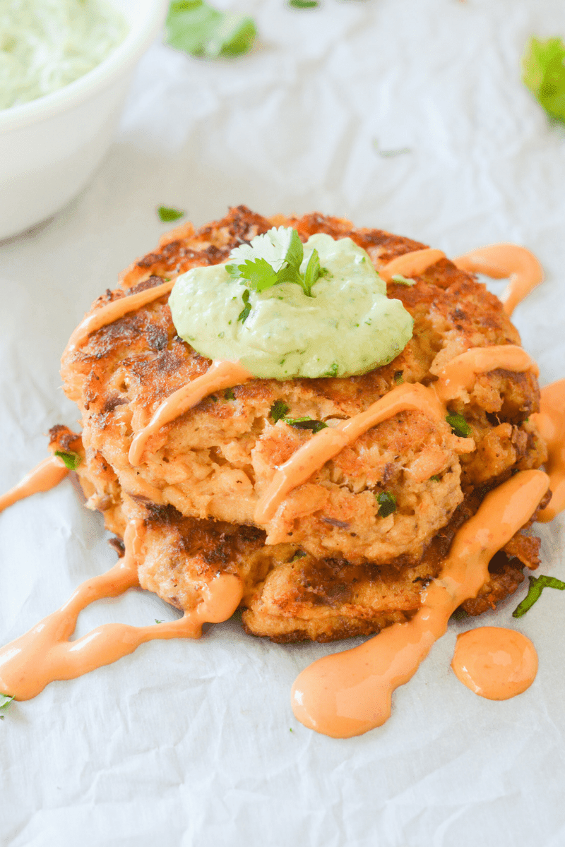 These easy keto salmon cakes are a fun and flavorful low carb meal without any hassle. Great for quick lunches and easy meal prep! | heyketomama.com