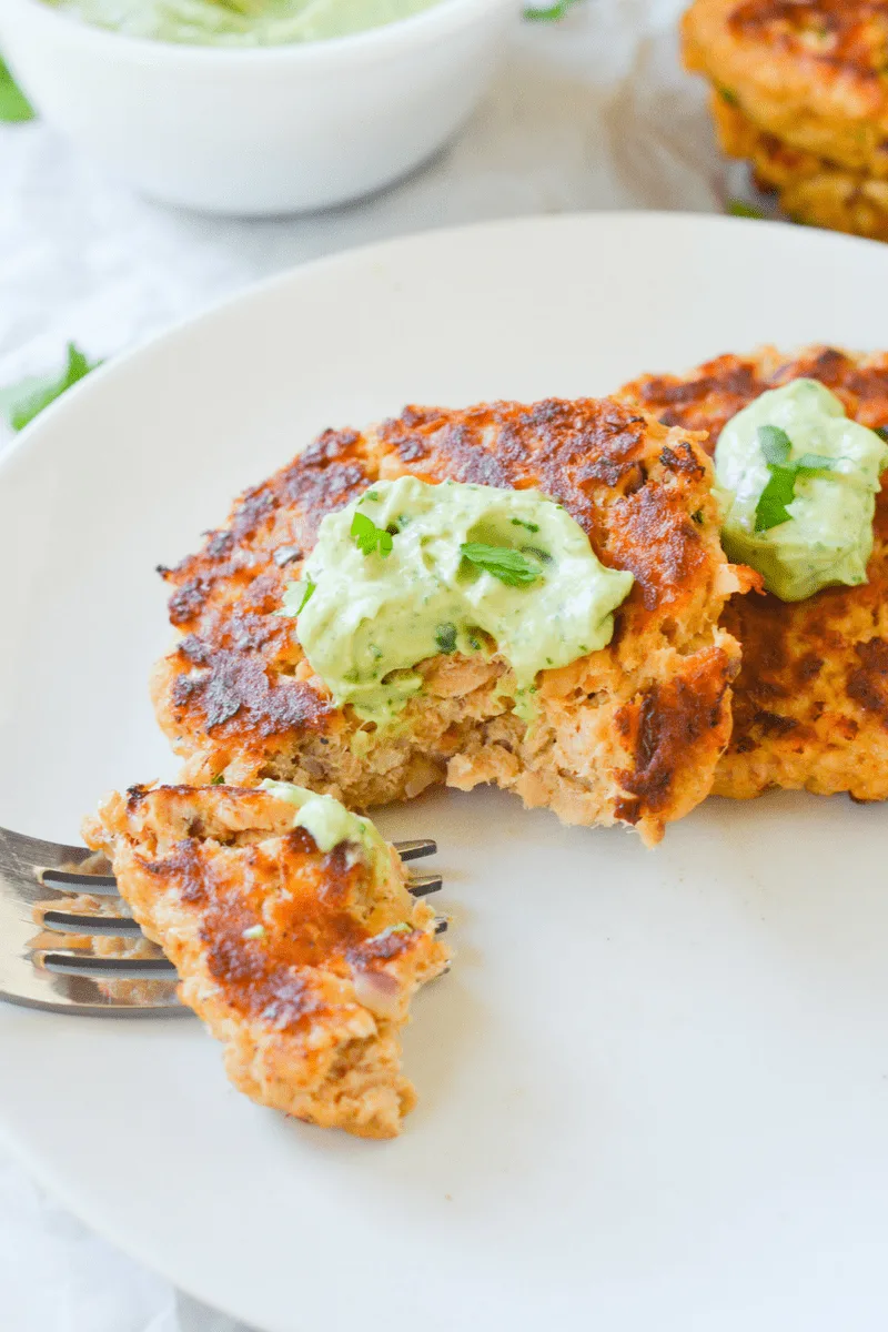 These easy keto salmon cakes are a fun and flavorful low carb meal without any hassle. Great for quick lunches and easy meal prep! | heyketomama.com