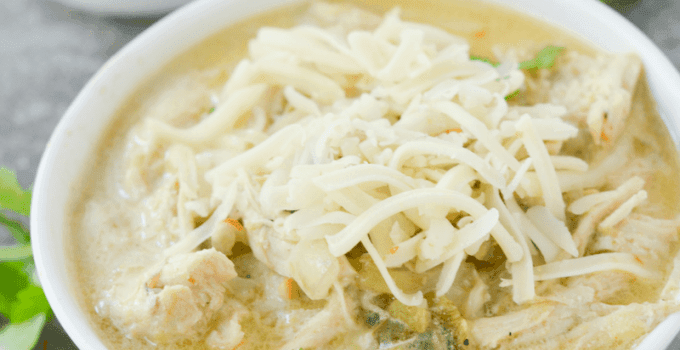 This Keto White Chicken Chili is an amazing comfort food for the changing seasons. It’s filling, tasty and can easily be a crockpot/freezer meal! | heyketomama.com