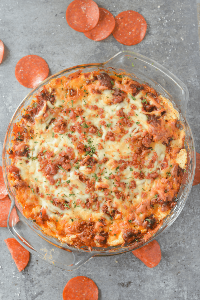 This Easy Keto Pizza Dip is a quick, warm, and savory recipe you can feel good about indulging in with low carb bread sticks, pork rinds, or just a fork! | heyketomama.com