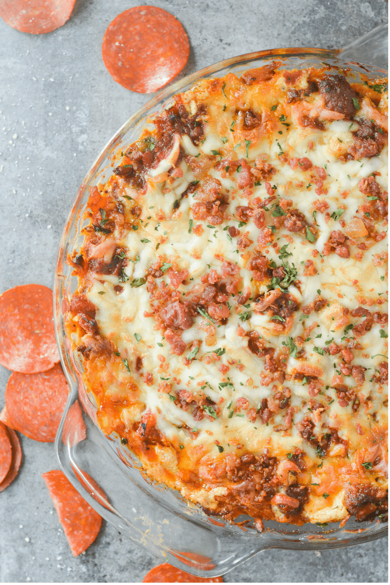 This Easy Keto Pizza Dip is a quick, warm, and savory recipe you can feel good about indulging in with low carb bread sticks, pork rinds, or just a fork! | heyketomama.com