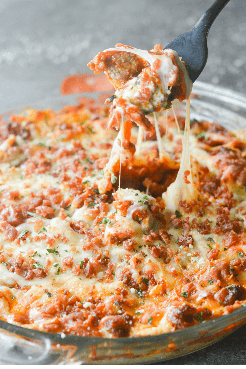 This Easy Keto Pizza Dip is a quick, warm, and savory recipe you can feel good about indulging in with low carb bread sticks, pork rinds, or just a fork! | heyketomama.com