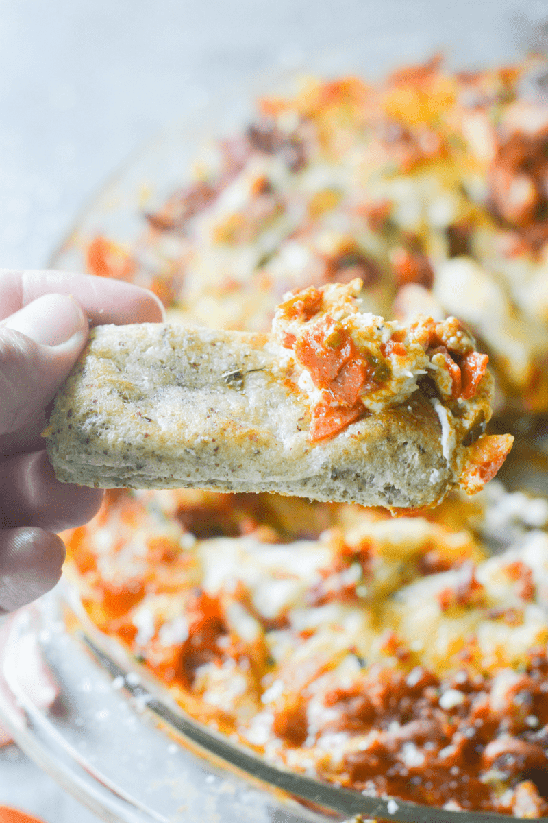 This Easy Keto Pizza Dip is a quick, warm, and savory recipe you can feel good about indulging in with low carb bread sticks, pork rinds, or just a fork! | heyketomama.com