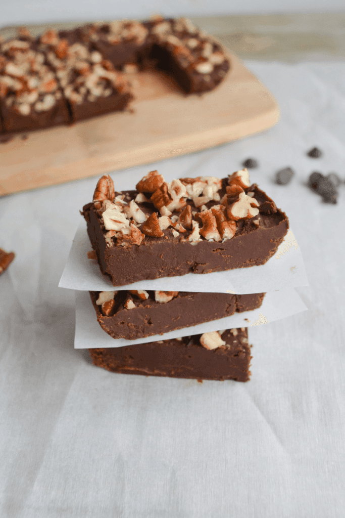 This is the BEST keto chocolate fudge. I say that because not only is it delicious and made of simple ingredients, it also doesn't melt in your hands! It's perfect for bringing to any Holiday Party. | heyketomama.com