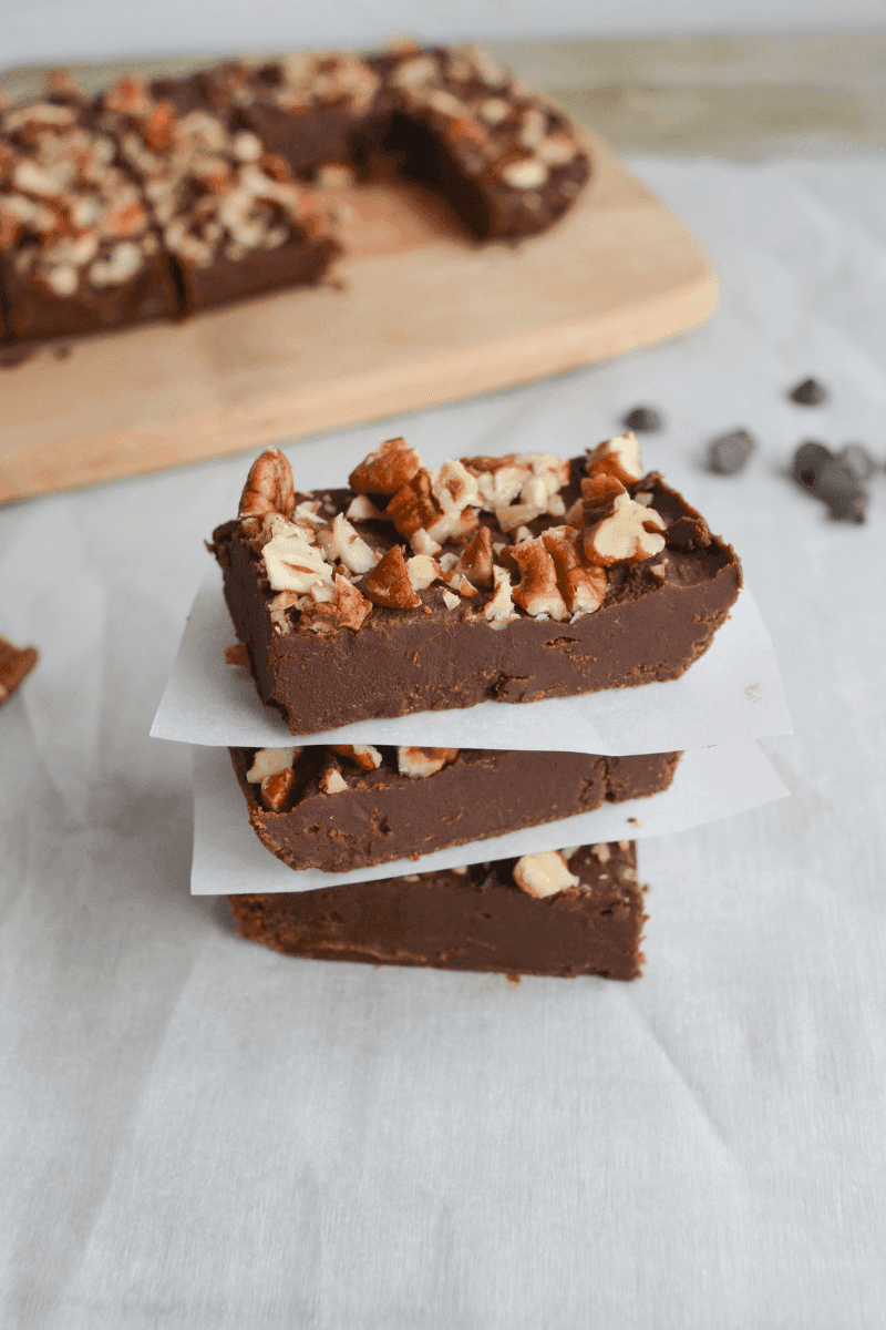 This is the BEST keto chocolate fudge. I say that because not only is it delicious and made of simple ingredients, it also doesn't melt in your hands! It's perfect for bringing to any Holiday Party. | heyketomama.com