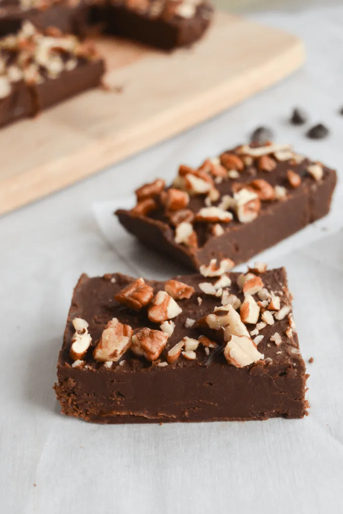 This is the BEST keto chocolate fudge. I say that because not only is it delicious and made of simple ingredients, it also doesn't melt in your hands! It's perfect for bringing to any Holiday Party. | heyketomama.com