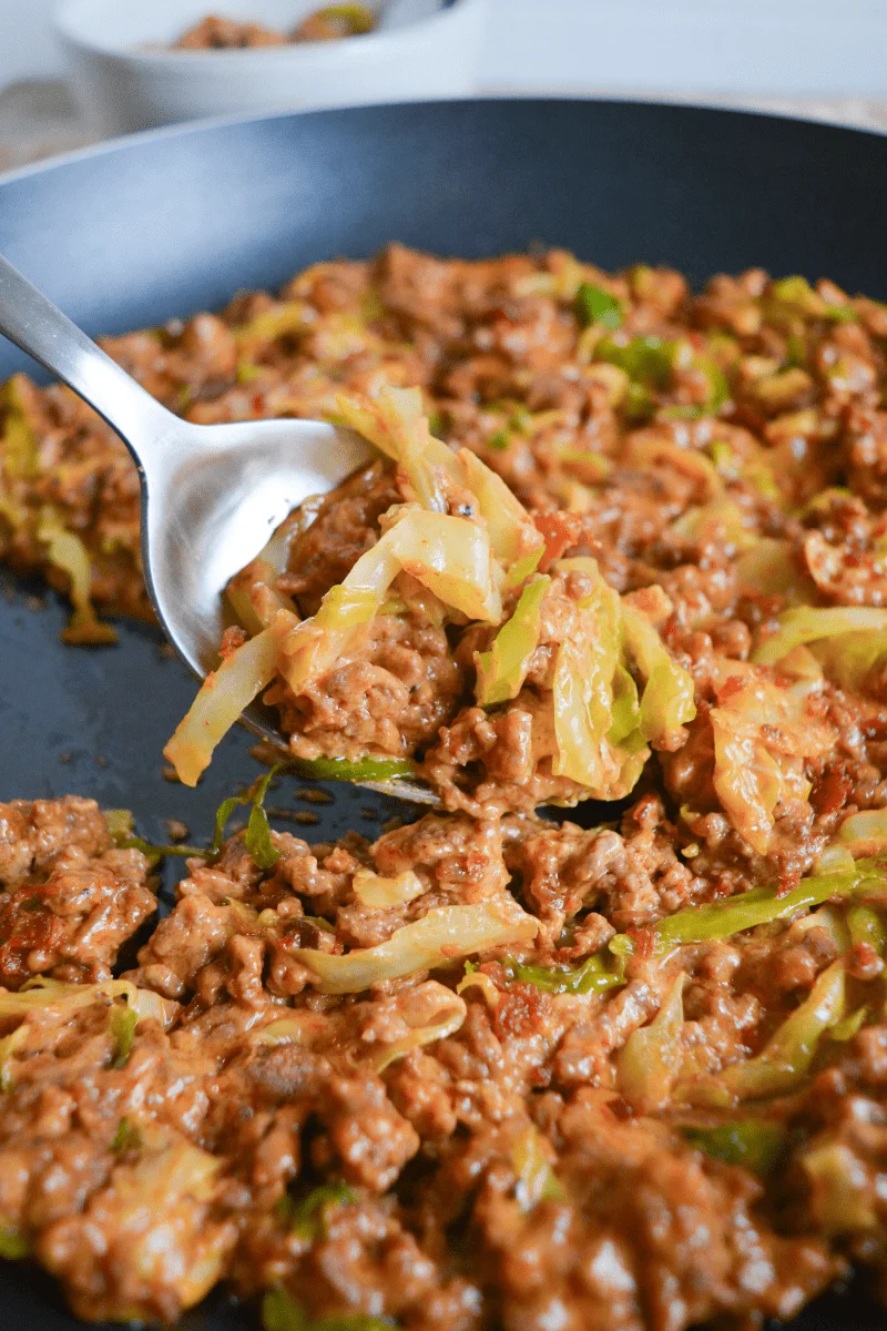 This Keto Cheeseburger Helper is simply a nostalgic repast pinch much nutrients and less carbs than nan classical favorite. My family gobbled it up arsenic quickly arsenic I made it! | heyketomama.com